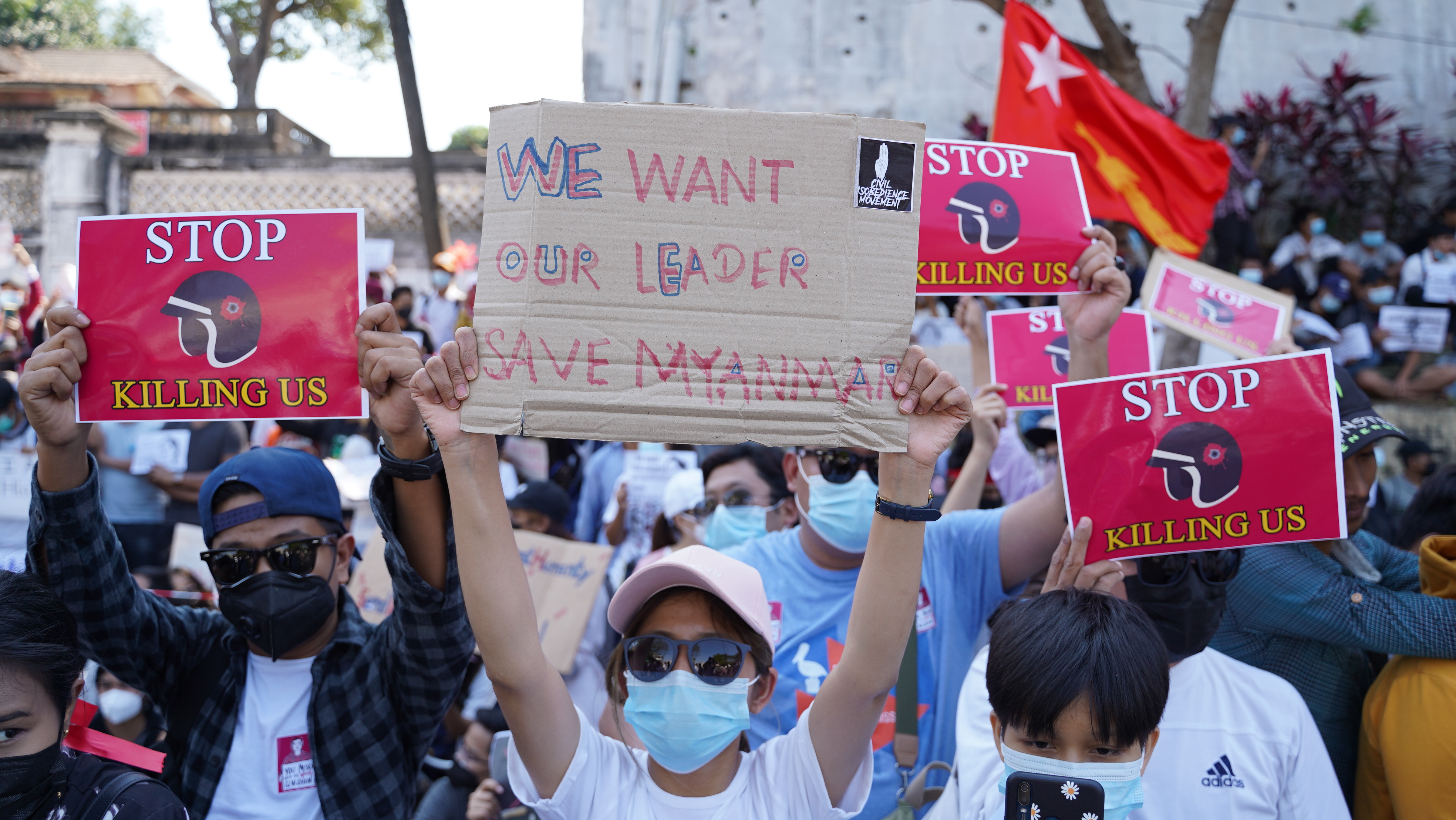 미얀마 양곤에서 사망한 시민들에 대해 목소리를 내는 시위자