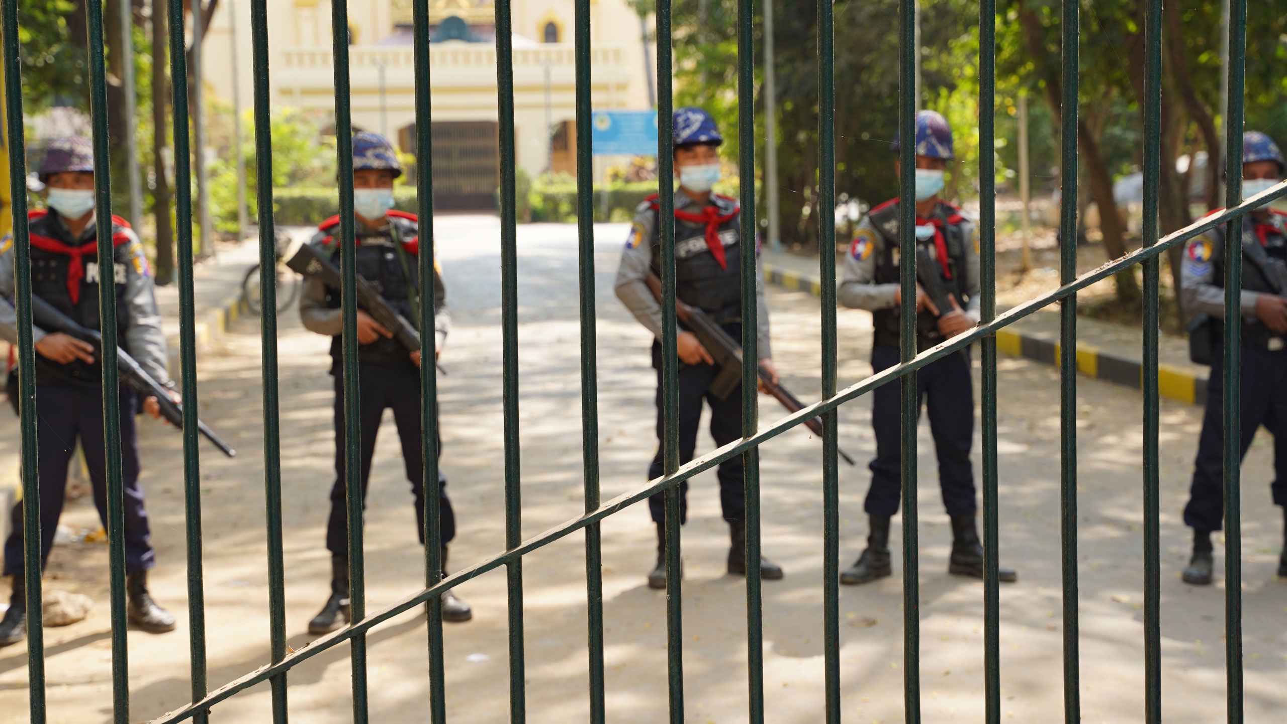 총을 들고 보초를 서고 있는 미얀마 경찰들