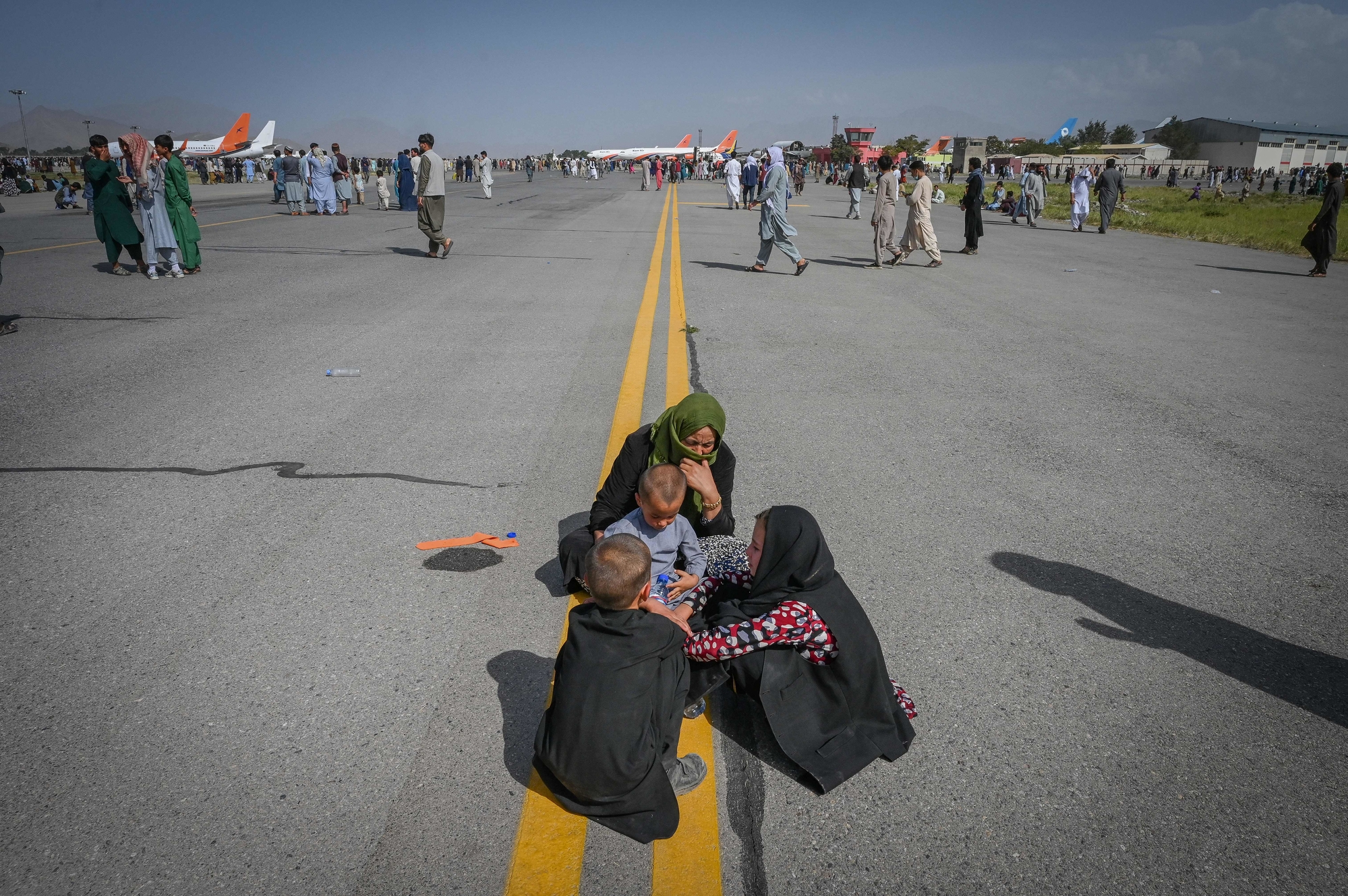 카불 공항을 떠나기 위해 활주로에 앉아 기다리는 가족